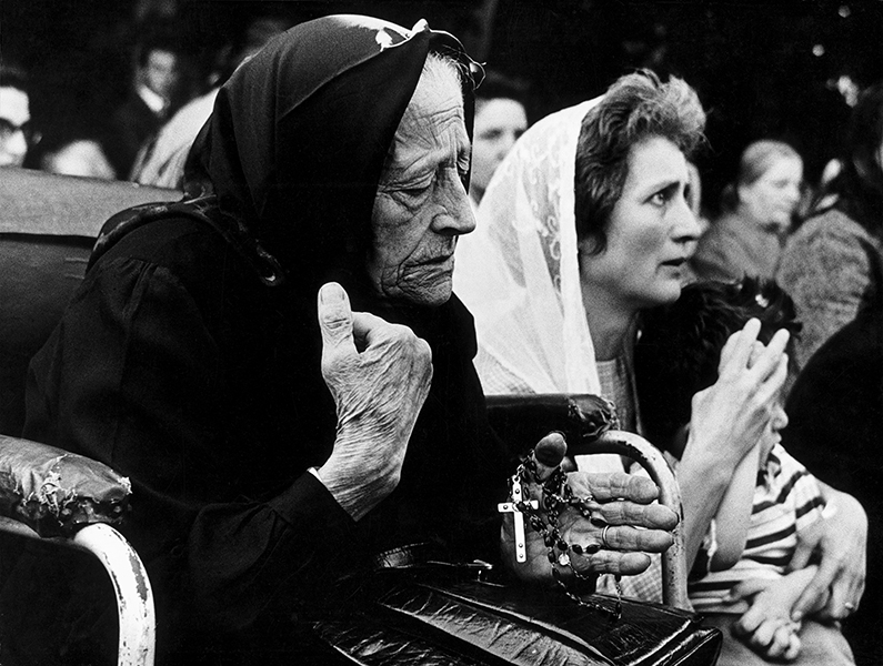 Pilgrims to Caravaggio shrine, 1956